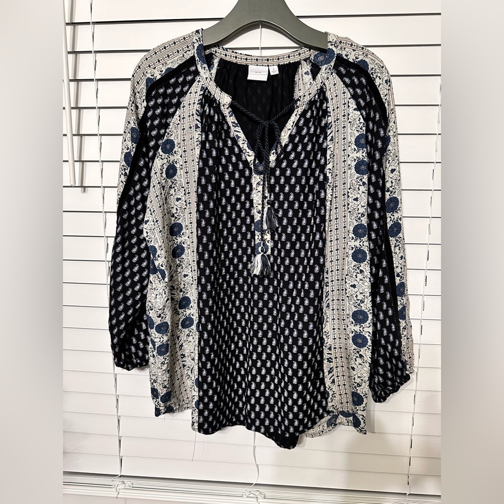 🛍️New condition boho style top with blue floral embroidered.